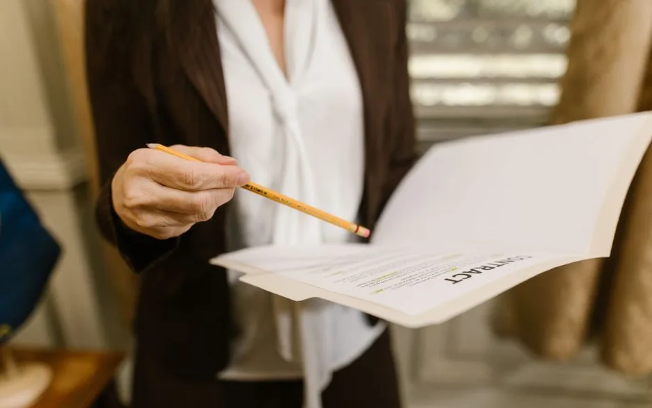Une journaliste examine un contrat d’assurance sur un bureau
